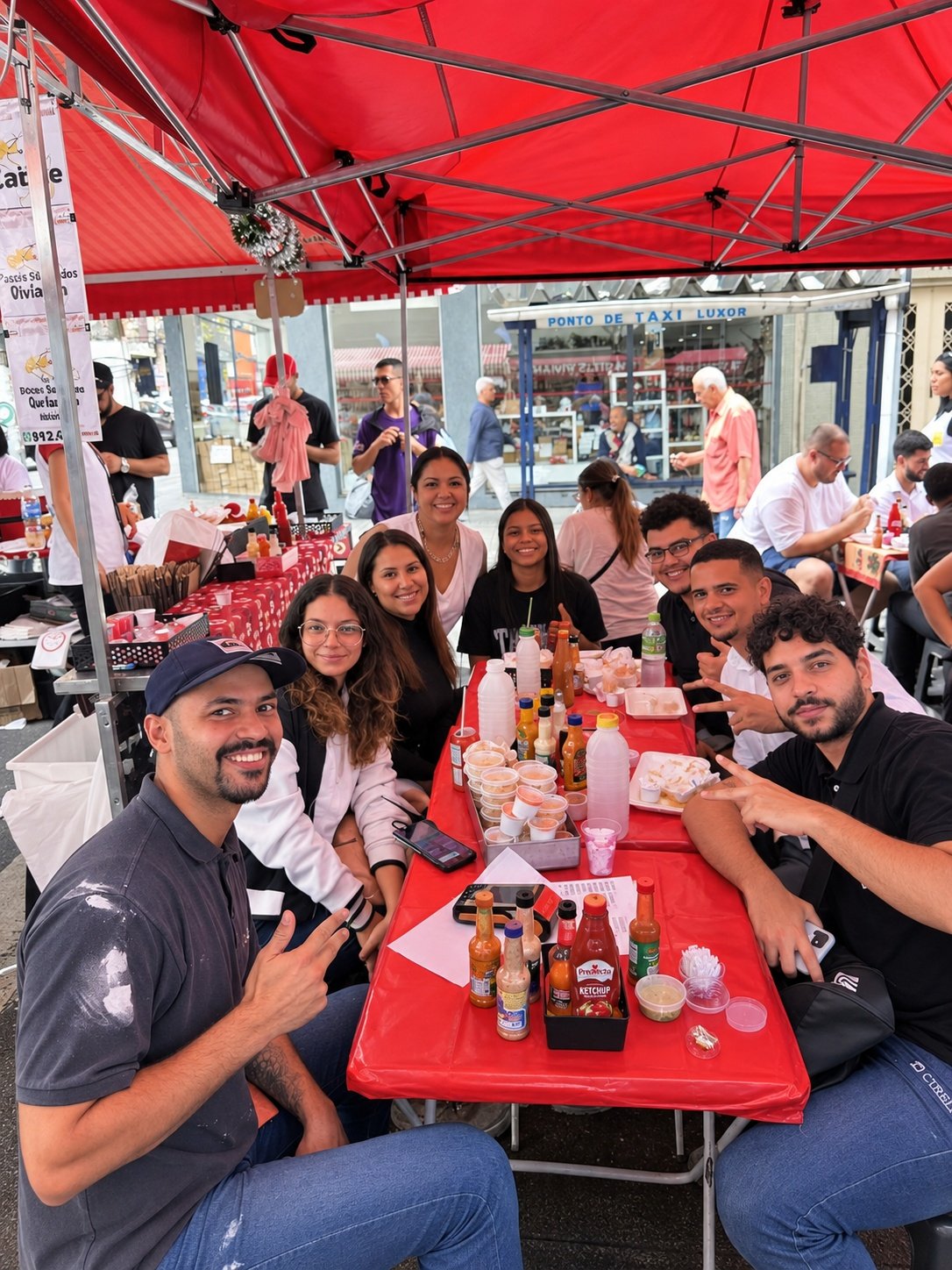 Clientes reunidos com a equipe da Pastéis Viviane